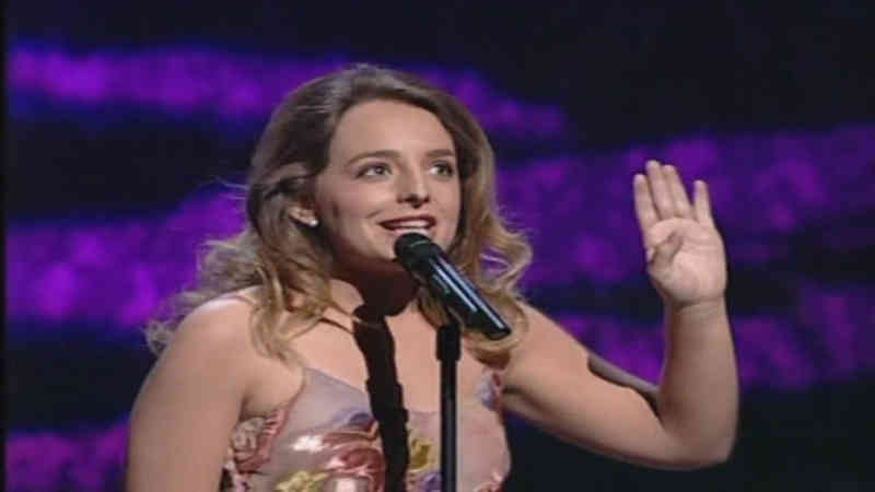 Anabel Conde cantando Vuelve Conmigo en el festival de Eurovision 1995